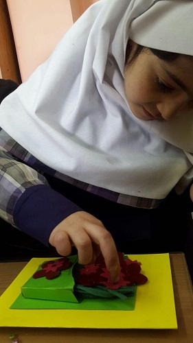 ساخت کاردستی توسط دانش آموزان پایه دوم به مناسبت ولادت حضرت زهرا سلام الله علیها و روز مادر