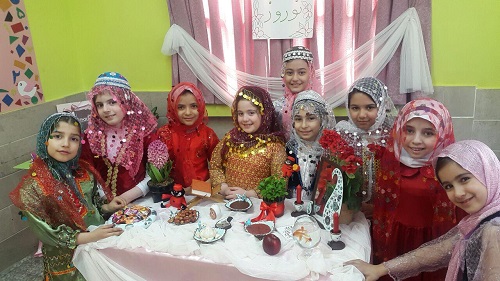 مراسم استقبال از عید نوروز در دبستان دخترانه توسط دانش آموزان پایه دوم برگزار شد.