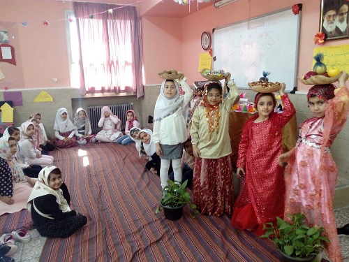 مراسم استقبال از عید نوروز در دبستان دخترانه توسط دانش آموزان پایه دوم برگزار شد.