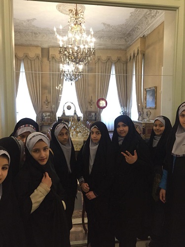 بازدید دانش آموزان پایه پنجم دبستان دخترانه امام صادق علیه السلام از کاخ موزه سعدآباد
