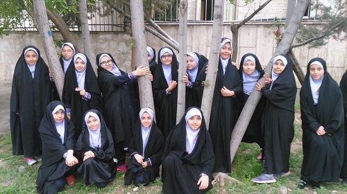 بازدید دانش آموزان دبستان دخترانه امام صادق علیه‌السلام از لاله های خیابان زرافشان، با هدف آموزشی و تربیتی