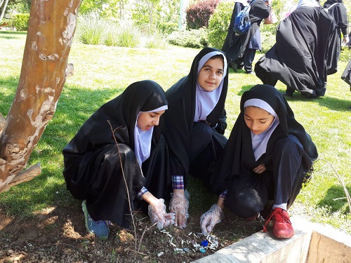 دانش آموزان پایه ششم دبستان دخترانه کلاس آموزشی خود را در طبیعت برگزار کردند.