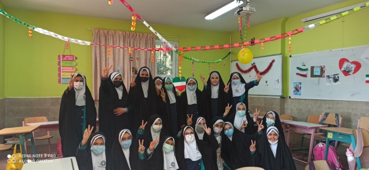 کلاس های درس دبستان دخترانه امام صادق علیه السلام میزبان جشن دهه فجر شد