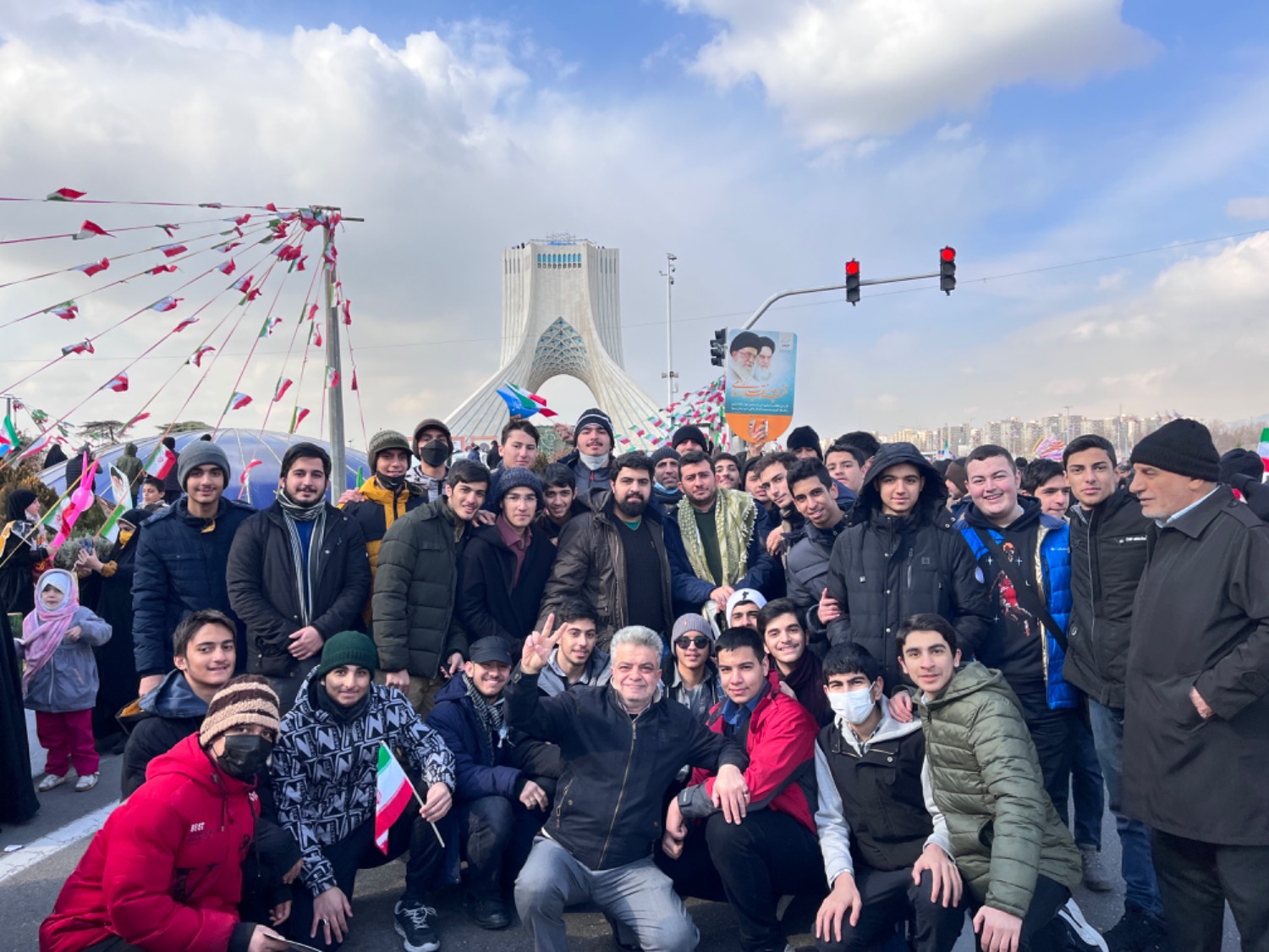 حضور دانش آموزان پایه دهم دبیرستان پسرانه در راهپیمایی 22 بهمن