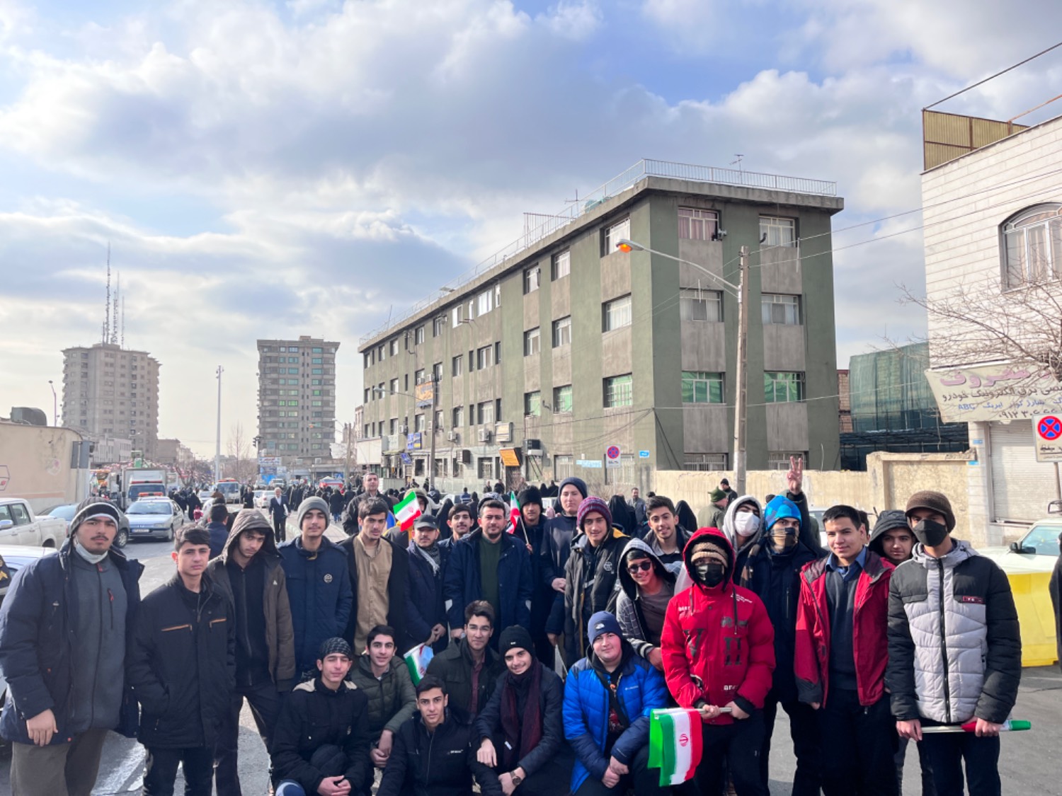 حضور دانش آموزان پایه دهم دبیرستان پسرانه در راهپیمایی 22 بهمن