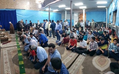 برگزاری نماز مغرب و عشاء در مسجد روستای احمد آباد به امامت آیت الله جوادی آملی